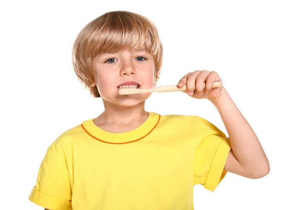 Milý chlapeček čistit zuby na bílém pozadí — Stock fotografie