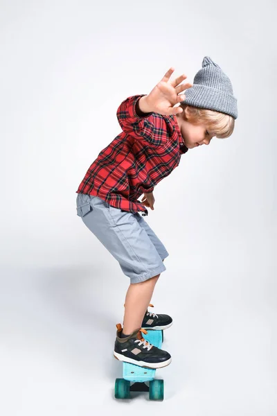 Cute little boy with skateboard on light background — Stock Photo, Image