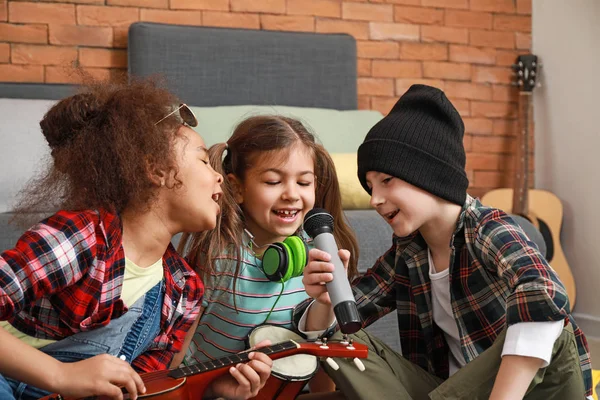 Band der kleinen Musiker zu Hause — Stockfoto