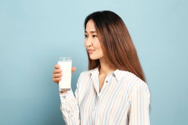 Renkli arka planda süt cam ile Asyalı kadın