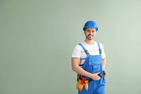 Male electrician on color background — Stock Photo, Image