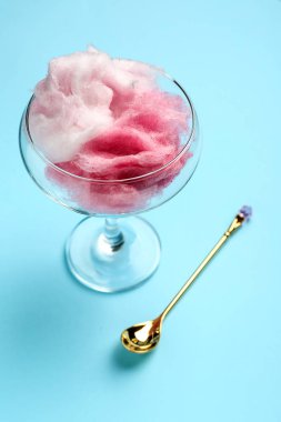 Renkli arka planda lezzetli pamuk şeker ile Cam