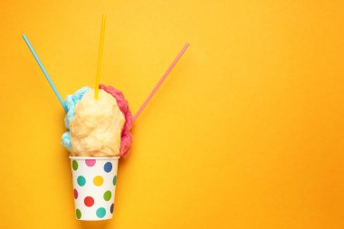 Renk arka planda lezzetli pamuk şeker ile Fincan