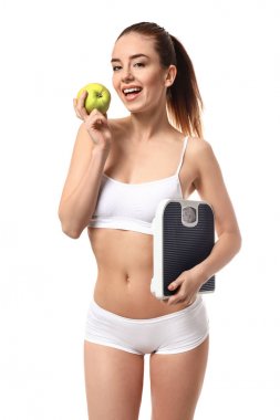 Beyaz arka planda pulve elma ile güzel genç kadın. Kilo kaybı kavramı