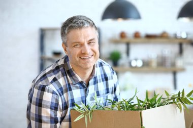 Yakışıklı olgun adam yeni eve taşındıktan sonra