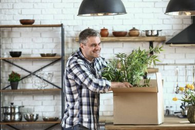Yakışıklı olgun adam yeni eve taşındıktan sonra