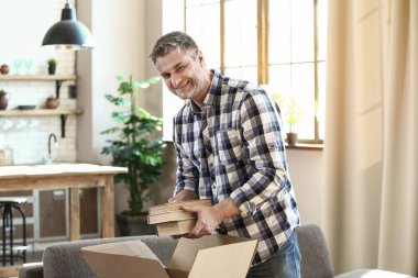 Yakışıklı olgun adam yeni eve taşındıktan sonra