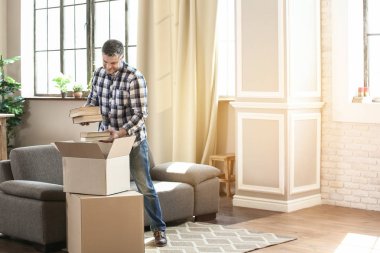 Yakışıklı olgun adam yeni eve taşındıktan sonra