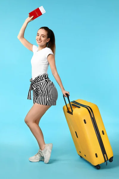 Žena cestujícím s kufrem na barvu pozadí — Stock fotografie