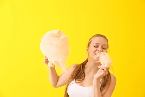 Bella donna con zucchero filato su sfondo di colore — Foto Stock