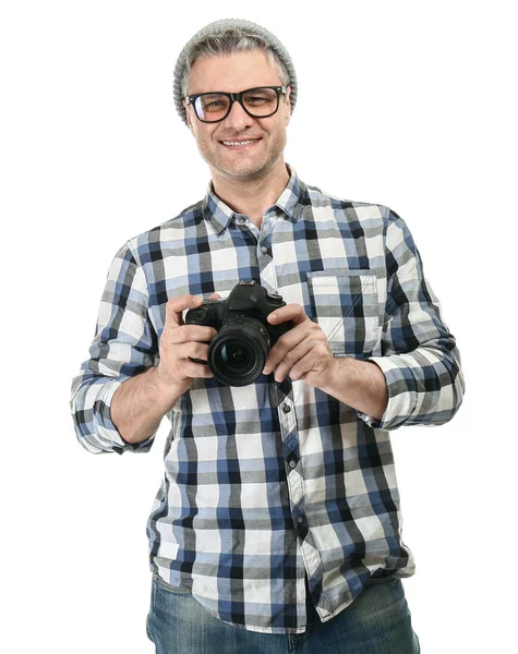 Retrato de belo fotógrafo maduro sobre fundo branco — Fotografia de Stock