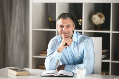 Ofiste çalışan yakışıklı olgun işadamı