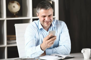 Ofiste çalışan yakışıklı olgun işadamı