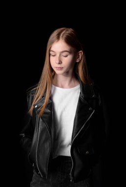 Karanlık arka planda üzgün genç kız