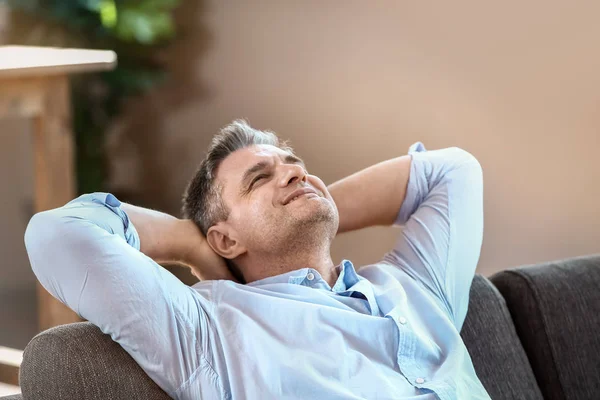 Bello uomo maturo che riposa a casa — Foto Stock