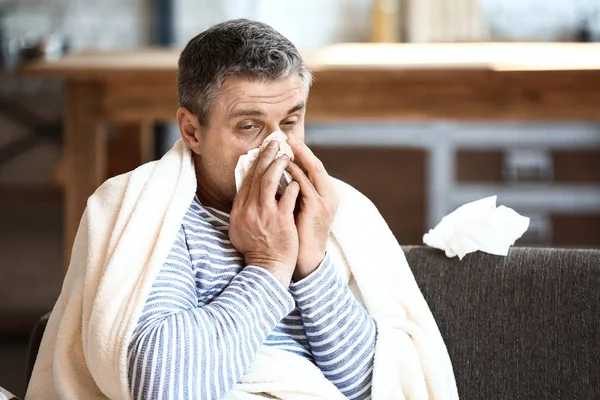 Mature man ill with flu at home — Stock Photo, Image