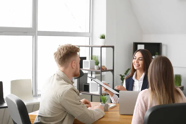 Young couple in office of real estate agent — Stock Photo, Image