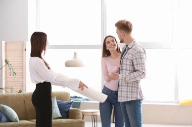 Emlakçı genç çift yeni bir ev gösteren