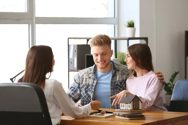 Young couple in office of real estate agent — Stock Photo, Image