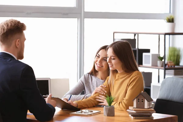 Young lesbian couple in office of real estate agent — Stock Photo, Image