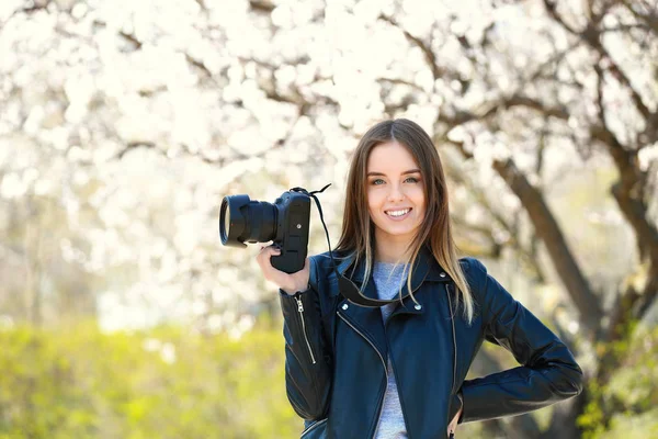 Vacker kvinnlig fotograf arbetar utomhus — Stockfoto