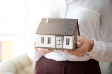 Ev modeli ile Kadın emlakçı, closeup