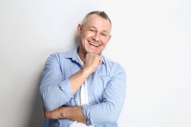 Hafif arka planda yakışıklı orta yaşlı adamın portresi