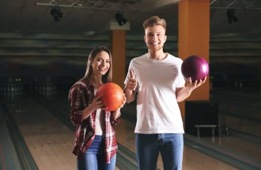Bowling kulübünde eğleniyor arkadaşlar