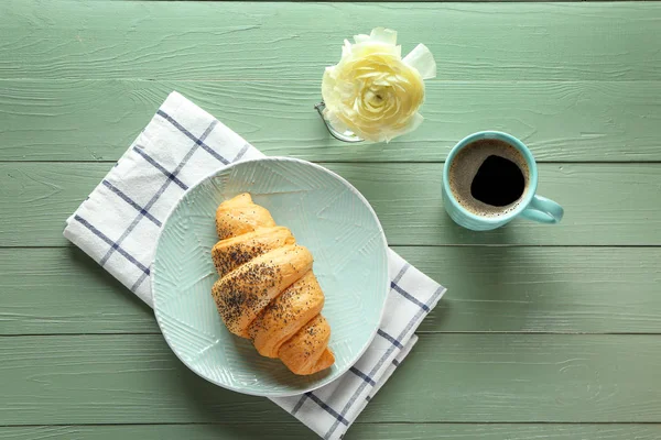 Croissant saboroso com café na mesa de madeira — Fotografia de Stock