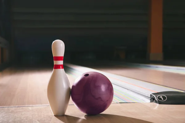 Míč a pin na podlaze v bowling Clubu — Stock fotografie