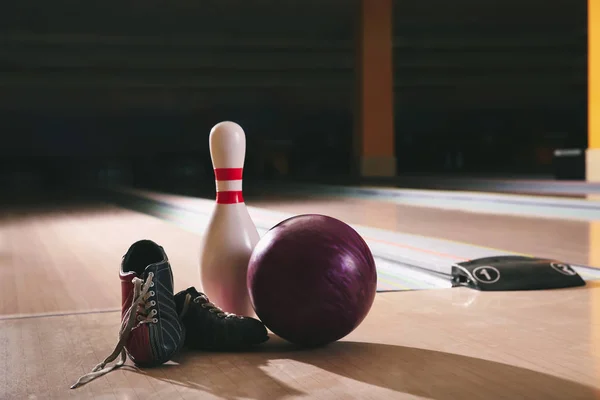 Labda, a PIN-kódot és a cipő bowling club emeleten — Stock Fotó
