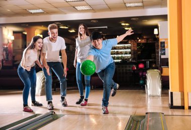 Kulüpte bowling oynayan arkadaşlar