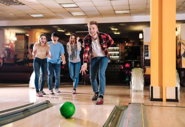 Kulüpte bowling oynayan arkadaşlar