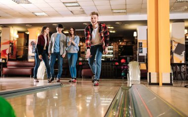 Kulüpte bowling oynayan arkadaşlar