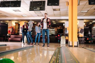 Kulüpte bowling oynayan arkadaşlar