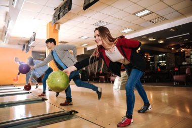Kulüpte bowling oynayan arkadaşlar