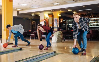 Kulüpte bowling oynayan arkadaşlar