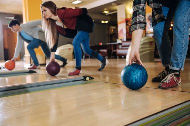 Kulüpte bowling oynayan arkadaşlar