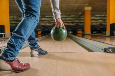 Genç adam kulüpte bowling oynamaya