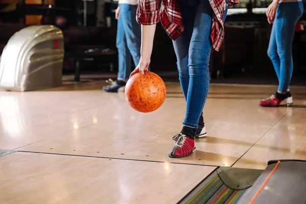 Young woman playing bowling in club — Stock Photo, Image