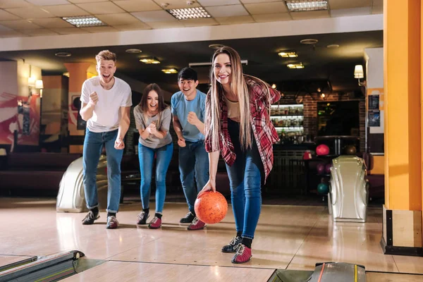 Barátok játszó bowling a klubban — Stock Fotó