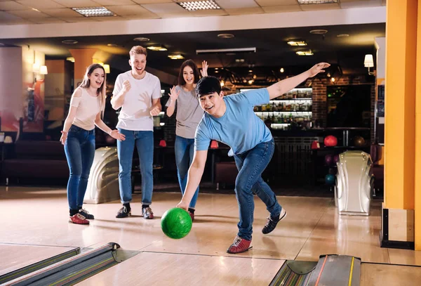 Friends playing bowling in club — Stock Photo, Image