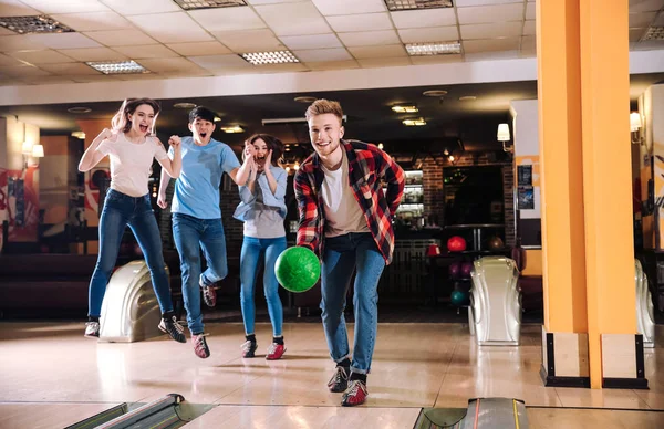 Friends playing bowling in club — Stock Photo, Image