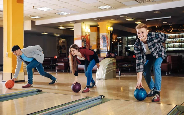 Friends playing bowling in club — Stock Photo, Image