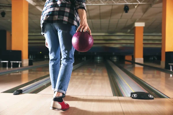 Young man playing bowling in club — Stock Photo, Image