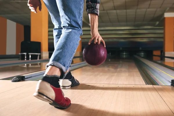Fiatal férfi játék bowling club — Stock Fotó