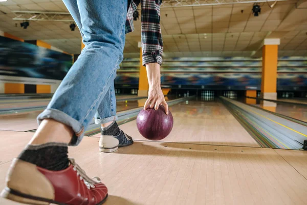 Young man playing bowling in club — Stock Photo, Image