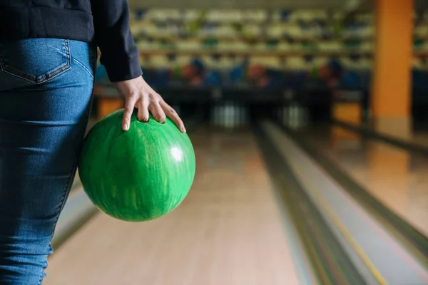 Young woman playing bowling in club — Stock Photo, Image