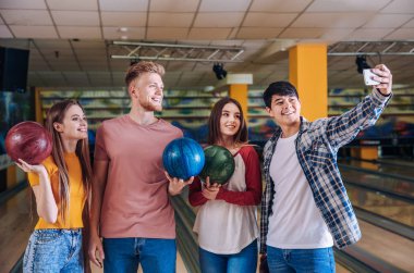 Selfie bowling kulüpte alarak arkadaşlar
