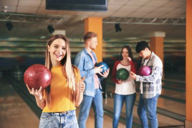 Bowling kulübünde arkadaşları olan genç bir kadın.